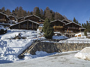 雪覆盖的瑞士高山小屋和村庄