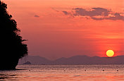 泰国，甲米省，离岸岛屿，日落。