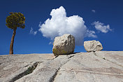 花岗岩，树和云