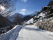 雪覆盖的瑞士高山小屋和村庄