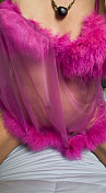 粉红羽毛内衣在金发女性