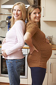 两个孕妇站在厨房里