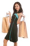 微笑快乐的年轻女人拿着购物袋