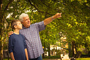 爷爷和孙子在公园里