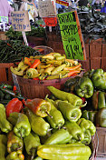 农贸市场上五颜六色的夏季辣椒