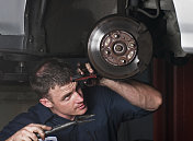 汽车修理技工在车轮上工作