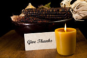 “感恩”卡片，蜡烛和一碗干玉米