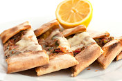 土耳其烤肉和奶酪披萨- Kusbasili Pide
