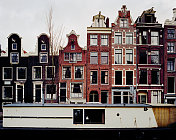 运河上的六幢典型的阿姆斯特丹房屋和船屋