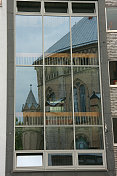 从办公室窗户反射出来的中世纪教堂