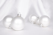 缎子上的白色圣诞装饰物