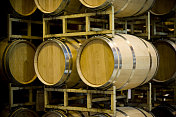 加州纳帕索诺玛酒庄酒窖中的橡木桶