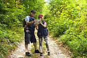 成熟的夫妇在森林里徒步旅行