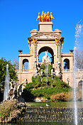 西班牙巴塞罗那的中央公园，有雕塑和喷泉