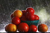 淋在雨中的新鲜番茄