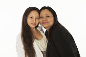 白色背景上的母亲和女儿。