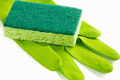 绿色橡胶手套和海绵洗碗