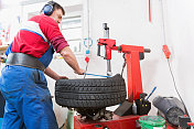 机械师在车库里修理轮胎