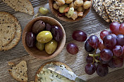橄榄，葡萄，蓝奶酪和饼干
