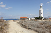 通往塞浦路斯考古遗址帕福斯白色灯塔的路