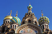 圣彼得堡东正教大教堂的金色十字架