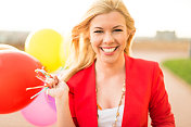 微笑的年轻女子与气球