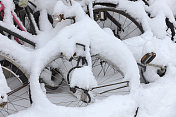 街上的自行车被雪覆盖着
