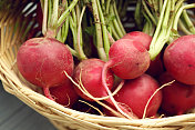 新鲜采摘的红萝卜放在米色的篮子里