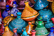 马拉喀什露天市场上五颜六色的摩洛哥塔吉尼壶