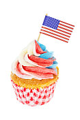 有红白蓝糖霜和美国国旗的纸杯蛋糕，孤立在白色之上