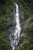 高山瀑布洪流