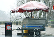 食物小贩的拖车在大雨期间暂时被遗弃