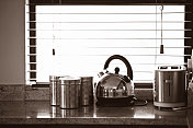 厨房工作台上的电水壶和用具