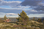 日落时分的挪威山间小屋。
