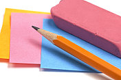 铅笔，粉色橡皮擦和粘性便条纸