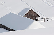 白雪覆盖的高山小屋