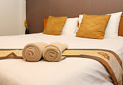 豪华酒店房间床上的毛巾