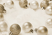 金饰和银饰的圣诞树装饰物