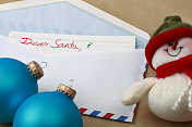 给圣诞老人、雪人和圣诞装饰物的信