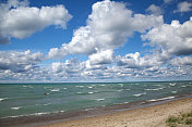 加拿大安大略省休伦湖上的波浪和云彩