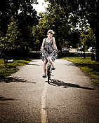 在一个阳光明媚的夏日骑着她的自行车
