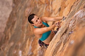 女人rockclimbing