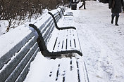 坐着雪，人们在散步。