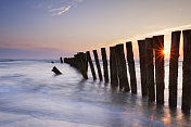 日落时分，荷兰北部海滩上的防波堤