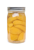 玻璃罐里的桃子
