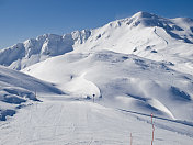 山上没有人滑雪