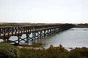 横跨感潮河的木桥