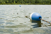 湖面上的浮子限制了游泳的范围