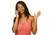 讲电话的非洲裔女性