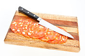 刀，切好的西班牙香肠和切菜板